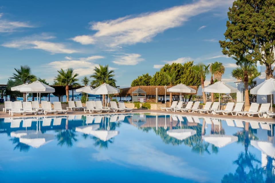 Day, Natural landscape, Pool view, Swimming pool, Swimming pool, sunbed