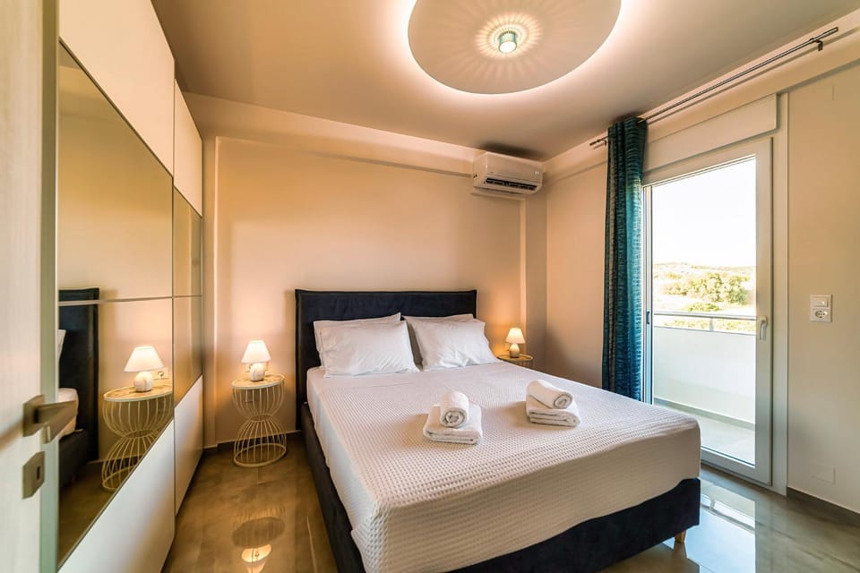 Bed, TV and multimedia, View (from property/room), Balcony/Terrace, Photo of the whole room, Bedroom, towels, wardrobe, air conditioner
