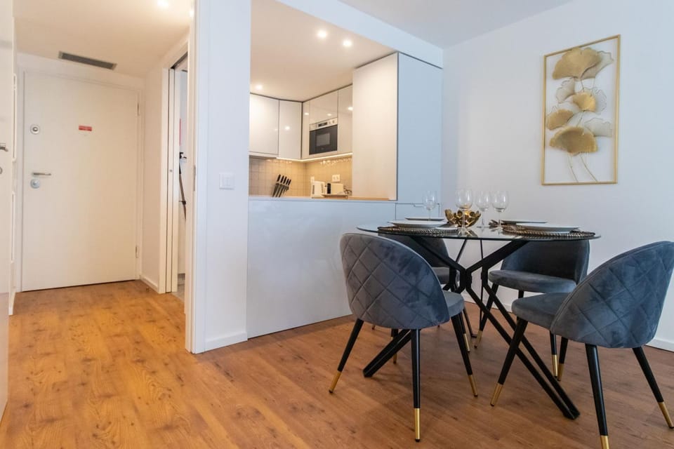 Stunning Apartment w/ Free Parking by LovelyStay Apartment in Porto