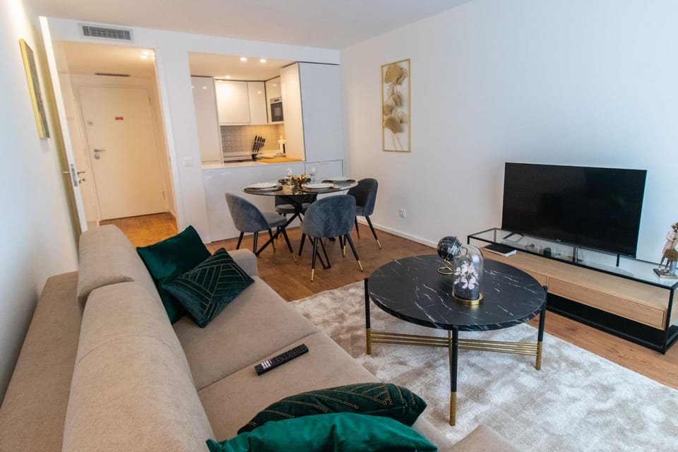 Stunning Apartment w/ Free Parking by LovelyStay Apartment in Porto