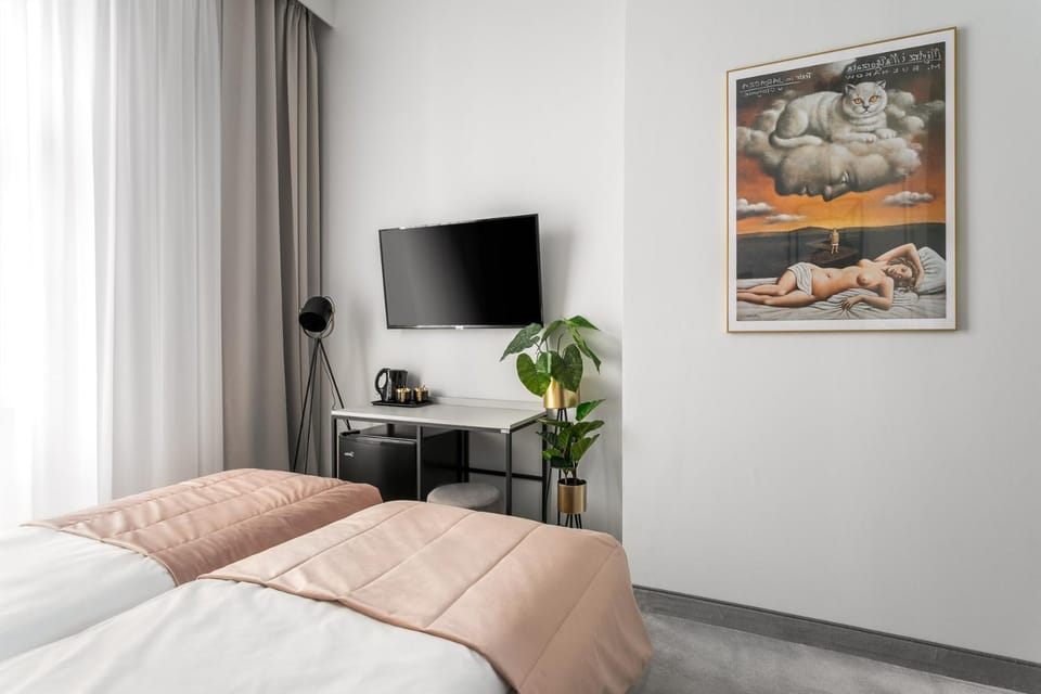 Bed, TV and multimedia, Bedroom