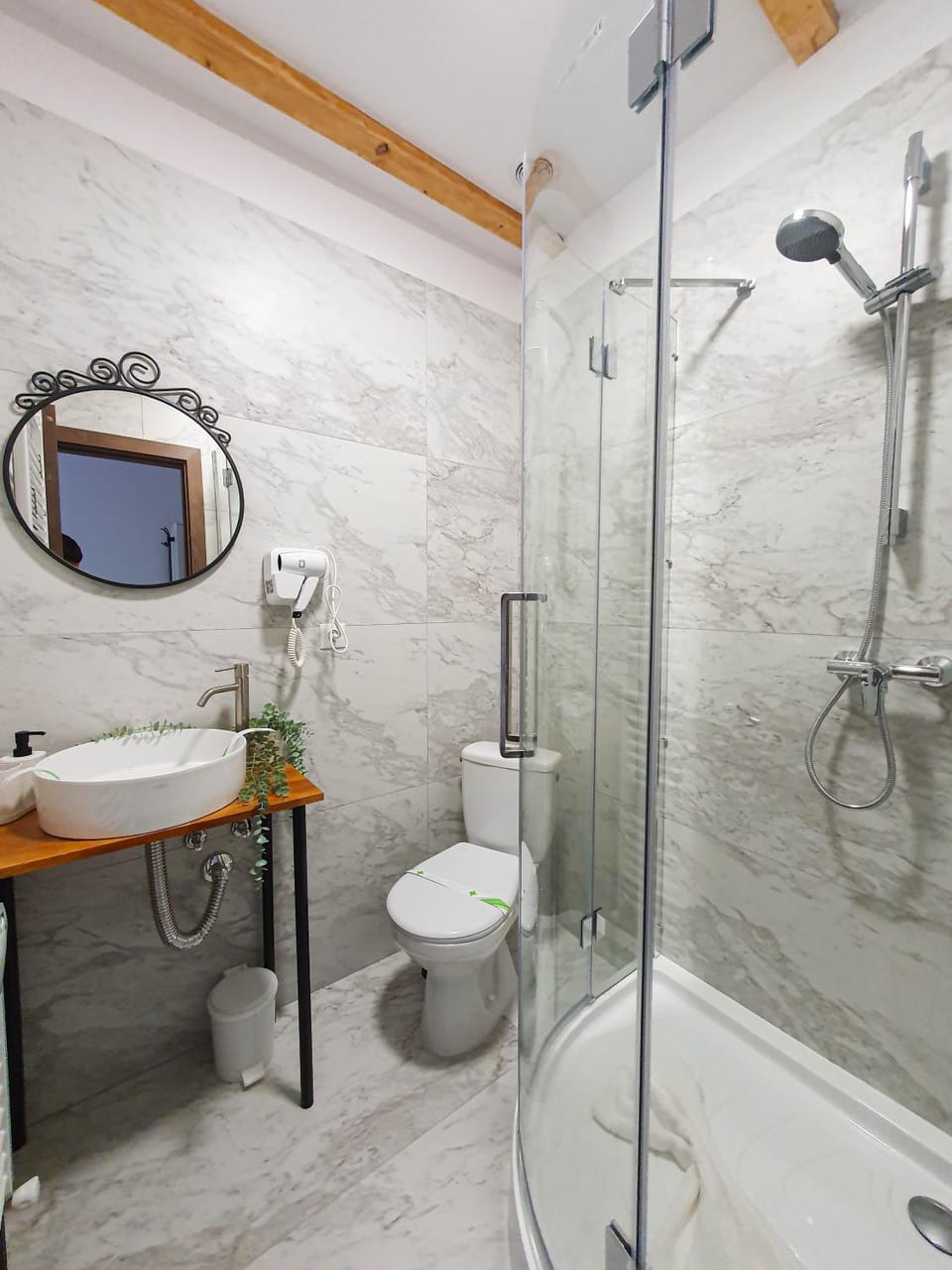 Shower, Toilet, Bed, BBQ facilities, Garden, Bathroom, TV and multimedia, Balcony/Terrace, Dining area, Garden view, internet, locker, oven, towels