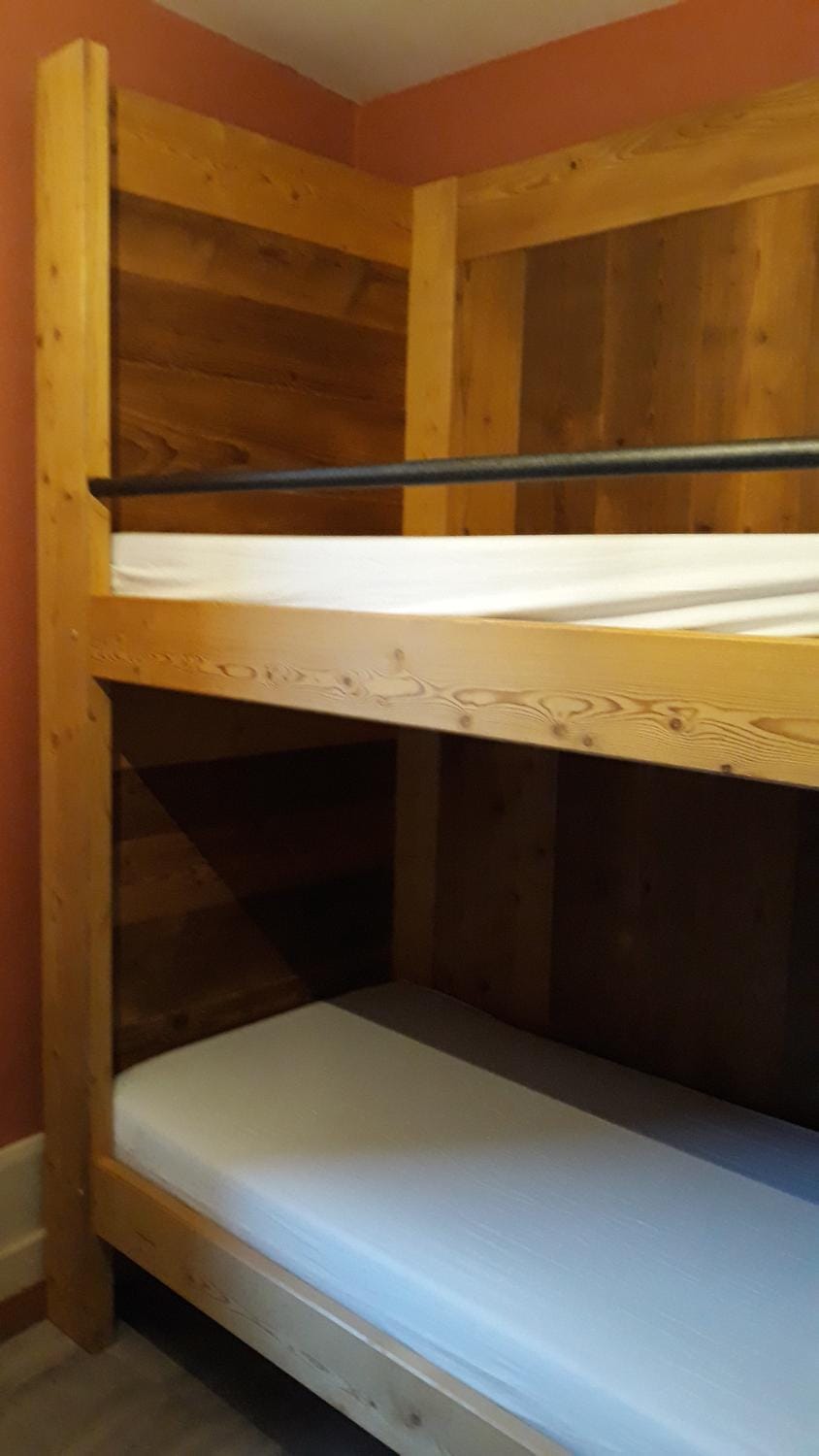 LES REPAIRES Inn in Jura