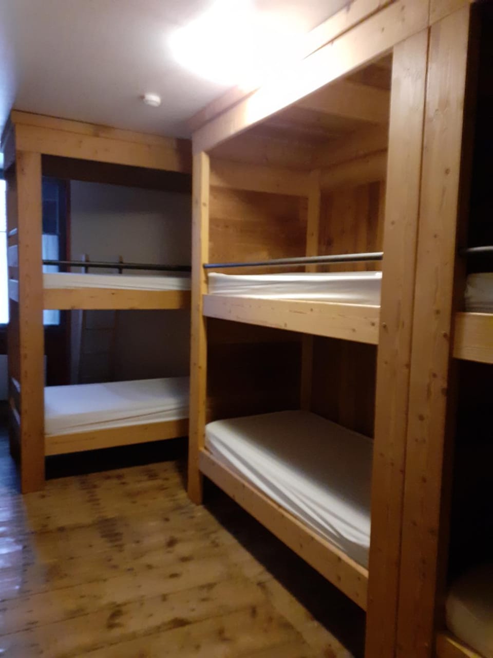 LES REPAIRES Inn in Jura