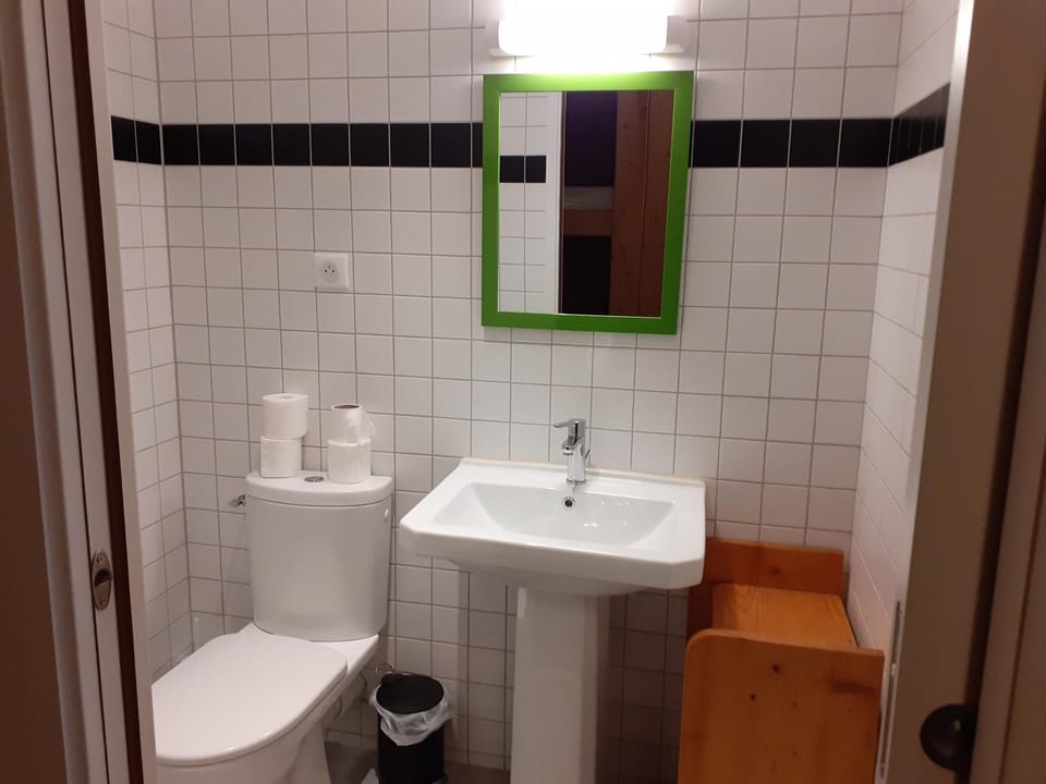 LES REPAIRES Inn in Jura