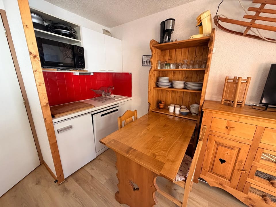 Kitchen or kitchenette, Dining area