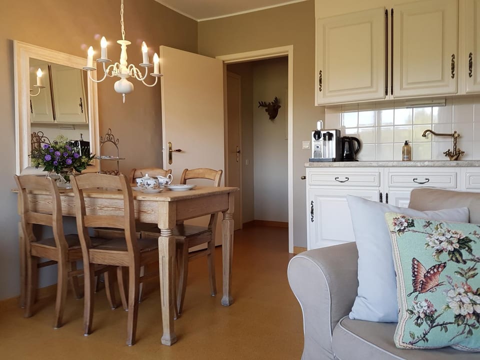 Coffee/tea facilities, Kitchen or kitchenette, Photo of the whole room, On site