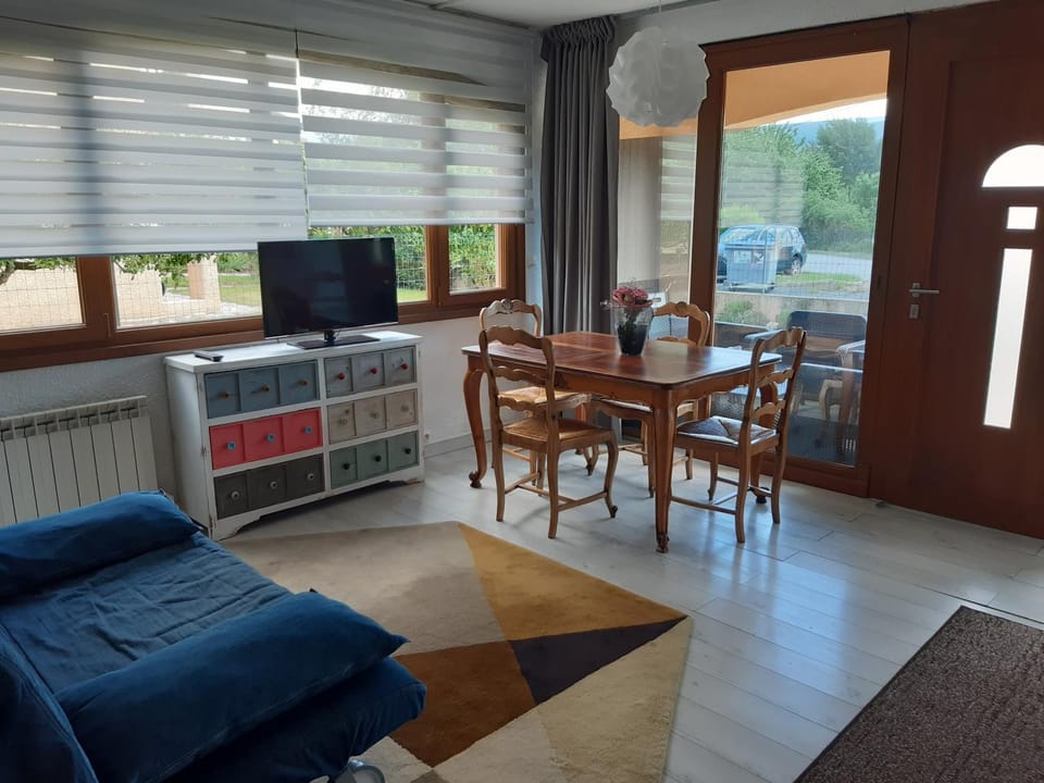Communal lounge/ TV room, Living room, Seating area