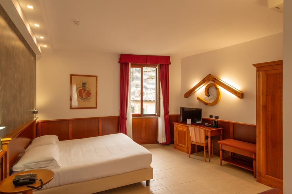 Bed, TV and multimedia, View (from property/room), Living room, Photo of the whole room, Bedroom, City view