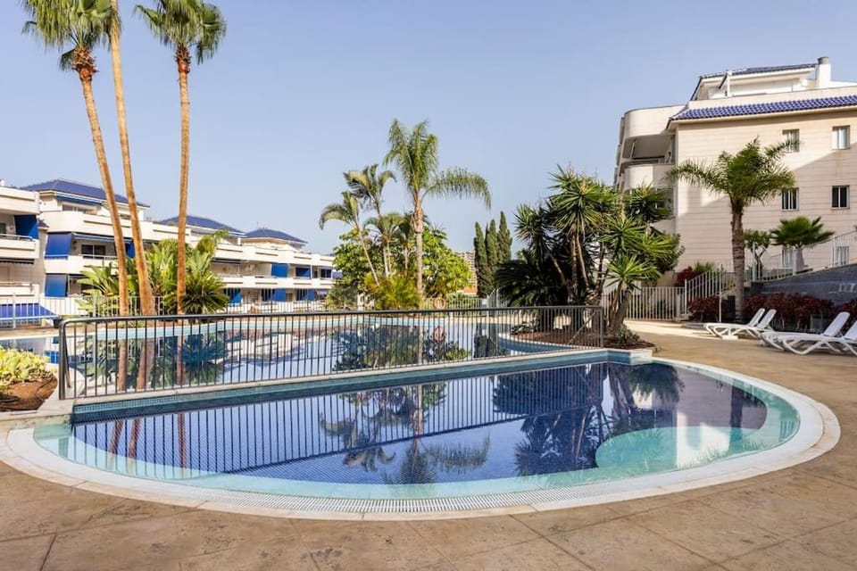 Day, Swimming pool, sunbed
