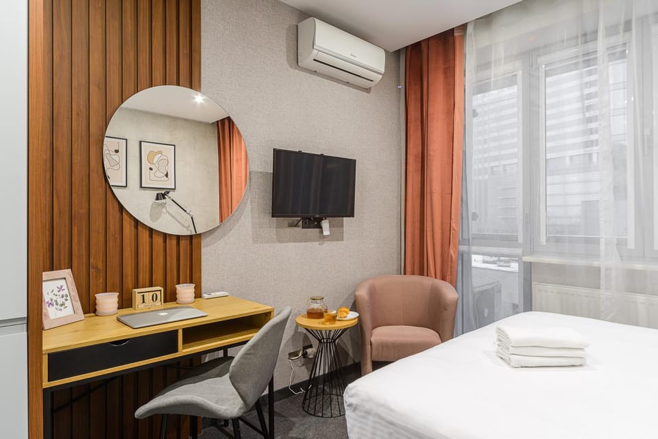 Bed, TV and multimedia, Living room, Photo of the whole room, Seating area, Bedroom, air conditioner