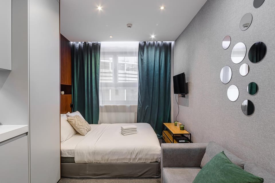 Bed, TV and multimedia, Living room, Photo of the whole room, Seating area, Bedroom