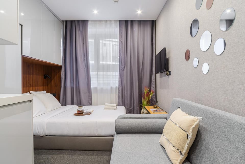 Bed, TV and multimedia, Living room, Photo of the whole room, Seating area, Bedroom