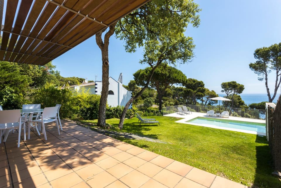 Day, Natural landscape, Garden, Garden view, Pool view, Sea view, Swimming pool, sunbed