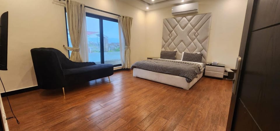 Bed, TV and multimedia, Photo of the whole room, Seating area, Bedroom, air conditioner