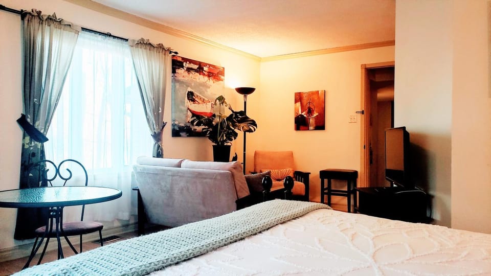 TV and multimedia, Seating area, Bedroom