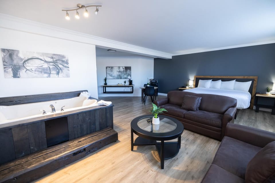 Hot Tub, Seating area