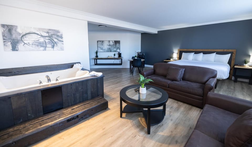 Bed, Hot Tub, Bedroom