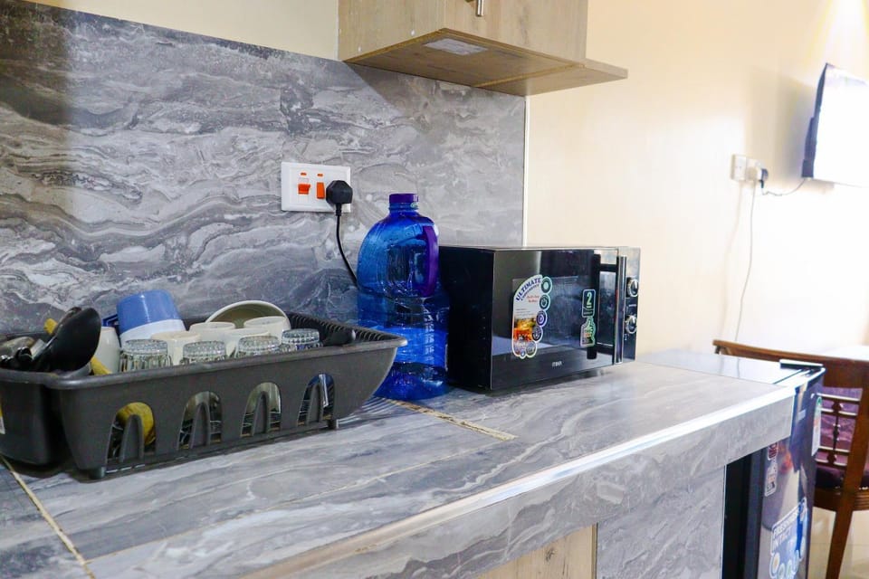 Kitchen or kitchenette, minibar