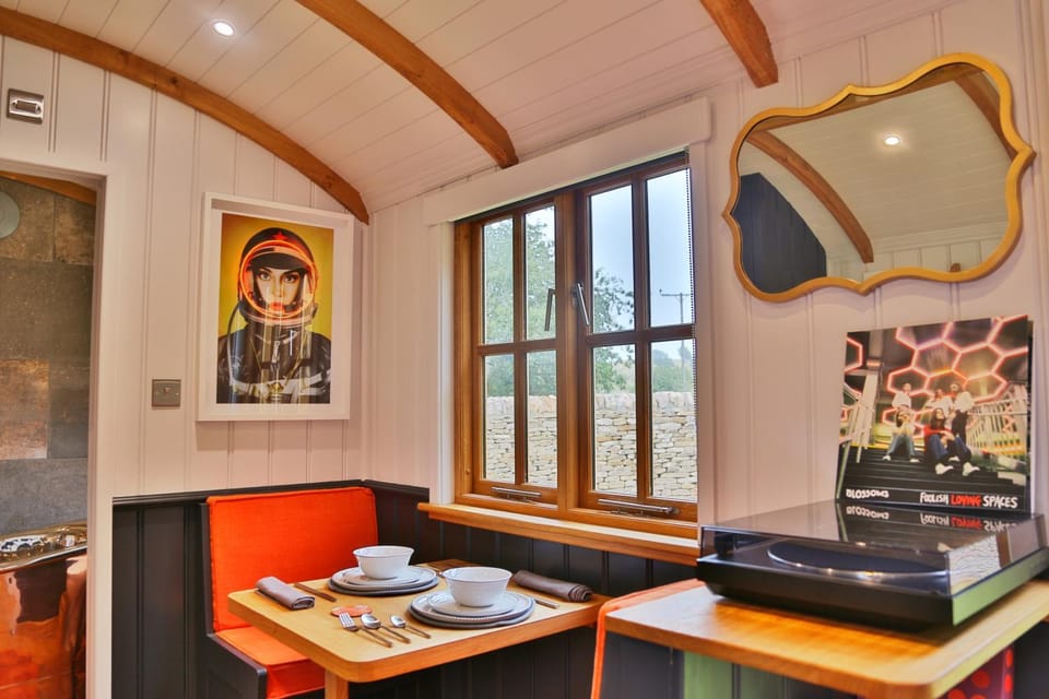 Dining area, Entertainment