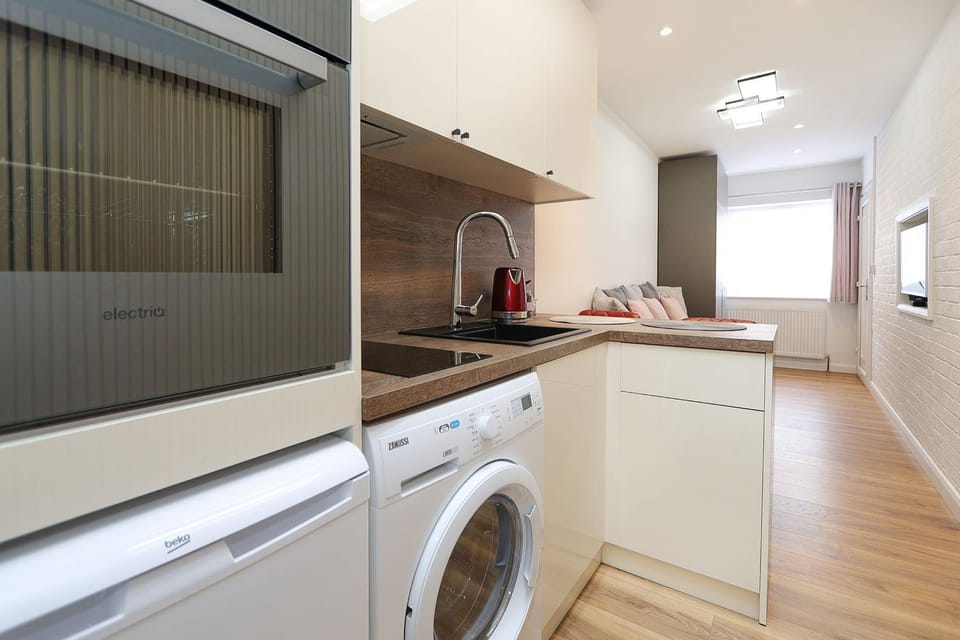 Kitchen or kitchenette, pet friendly, stove, washing machine, dryer