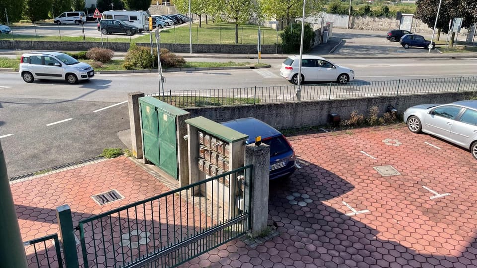 Facade/entrance, Street view, Parking