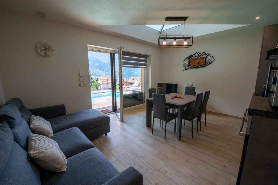 Seating area, Dining area
