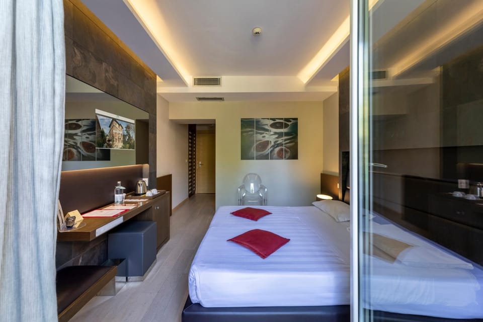 Bed, TV and multimedia, Living room, Photo of the whole room, Seating area, Bedroom