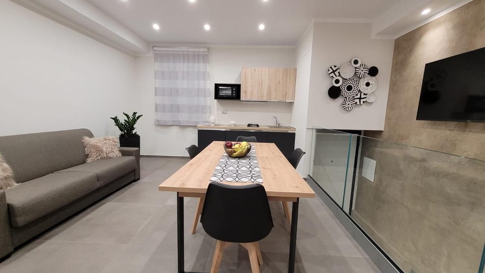 TV and multimedia, Kitchen or kitchenette, Living room, Seating area, Dining area
