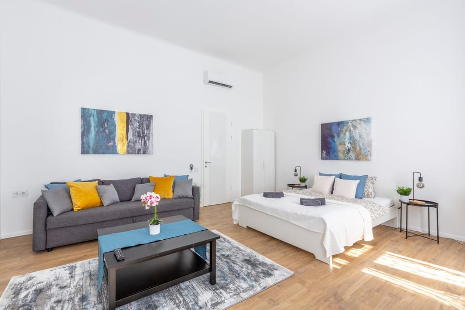 Bed, Seating area