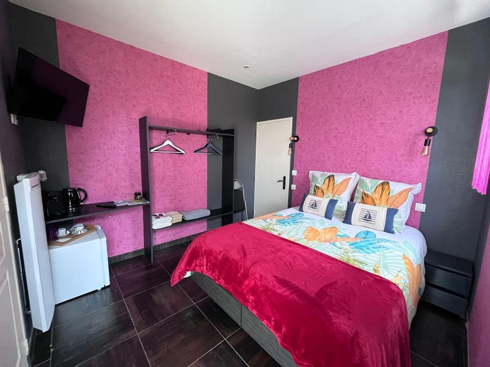 Bed, TV and multimedia, Photo of the whole room, Bedroom, oven, towels, wardrobe