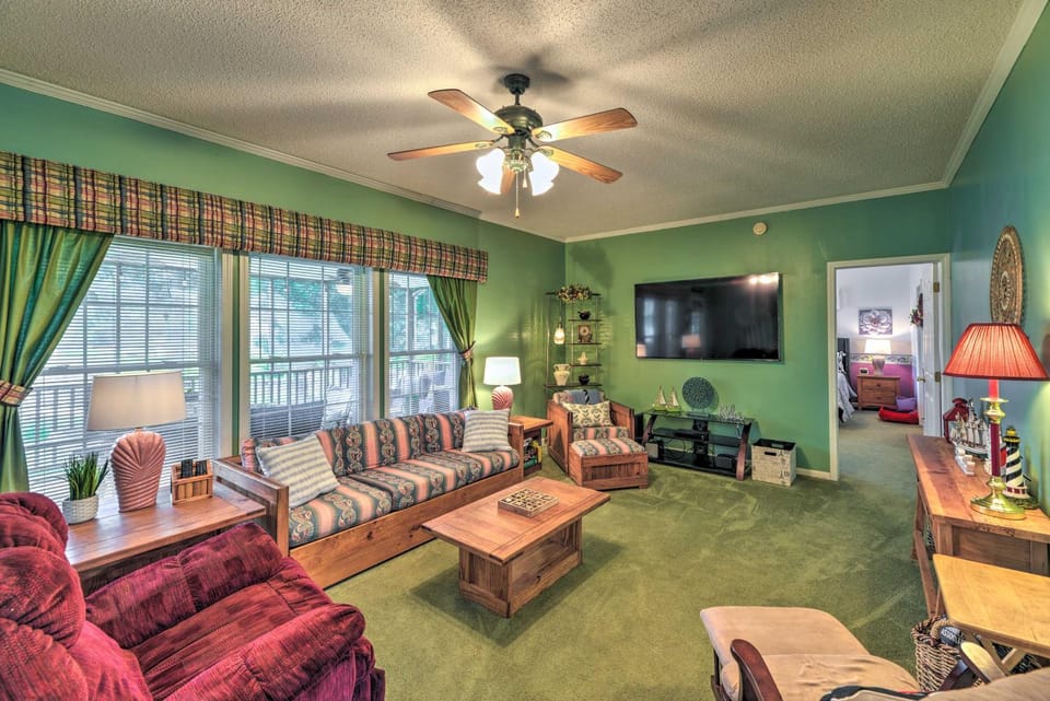 Beautiful Lakefront Retreat w/ Dock & Grill! House in Lake Gaston