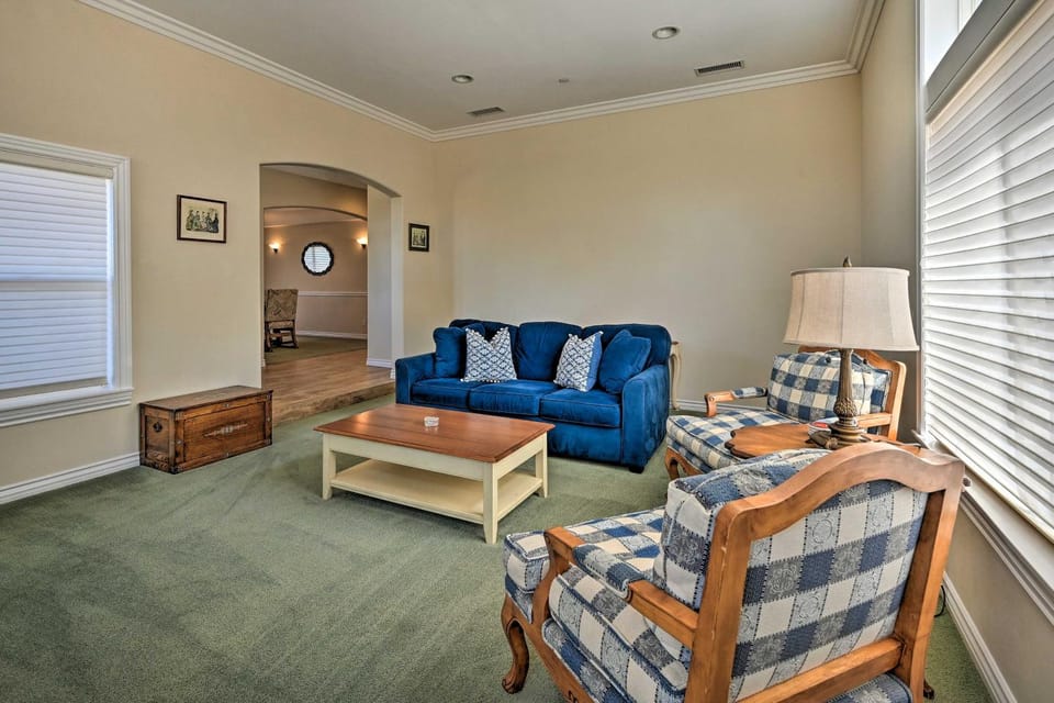 Luxe Vista Getaway with Private Pool and Hot Tub! House in Vista