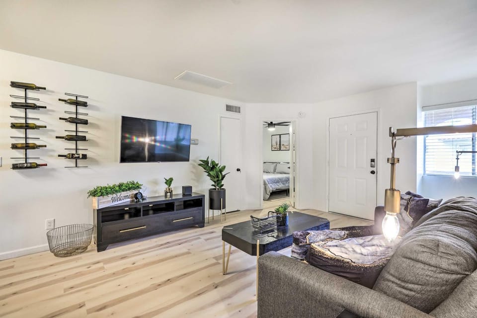 1 Mi to Dtwn Chandler: Townhome w/ Community Pool House in Chandler