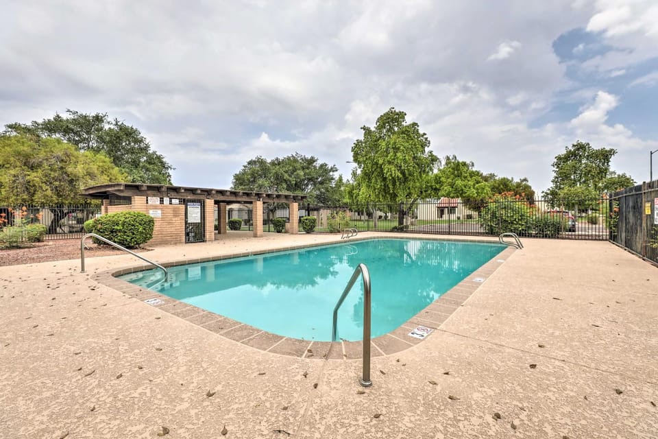 1 Mi to Dtwn Chandler: Townhome w/ Community Pool House in Chandler