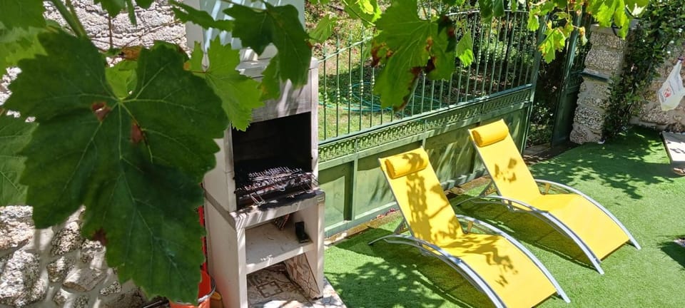 BBQ facilities, Decorative detail, sunbed