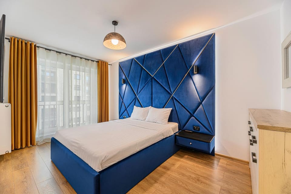 Bed, TV and multimedia, View (from property/room), View (from property/room), Balcony/Terrace, Balcony/Terrace, Photo of the whole room, Decorative detail, Decorative detail, Seating area, Bedroom, Area and facilities, Area and facilities, Time of day, cot, Facility for disabled guests, hair dresser, wardrobe, acessibility