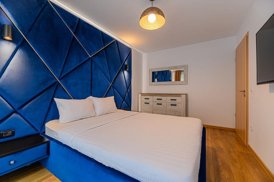 Communal lounge/ TV room, Bed, TV and multimedia, Photo of the whole room, Decorative detail, Decorative detail, Bedroom, Time of day, cot, Facility for disabled guests, hair dresser, locker, locker, wardrobe, acessibility
