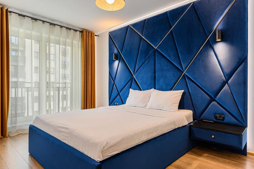 Bed, View (from property/room), View (from property/room), Balcony/Terrace, Balcony/Terrace, Photo of the whole room, Decorative detail, Decorative detail, Seating area, Bedroom, City view, City view, Mountain view, Mountain view, Street view, Street view, Area and facilities, Area and facilities, Time of day, cot, Quiet street view, Facility for disabled guests, hair dresser, wardrobe, acessibility