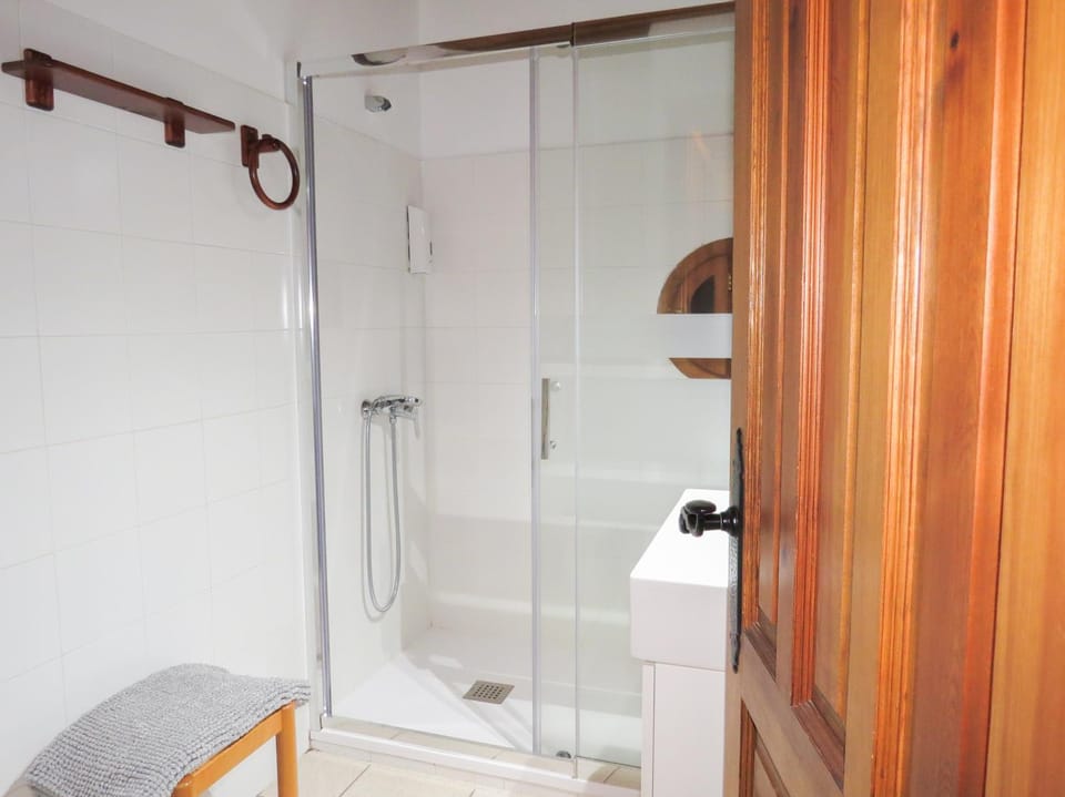 Shower, Bathroom, towels
