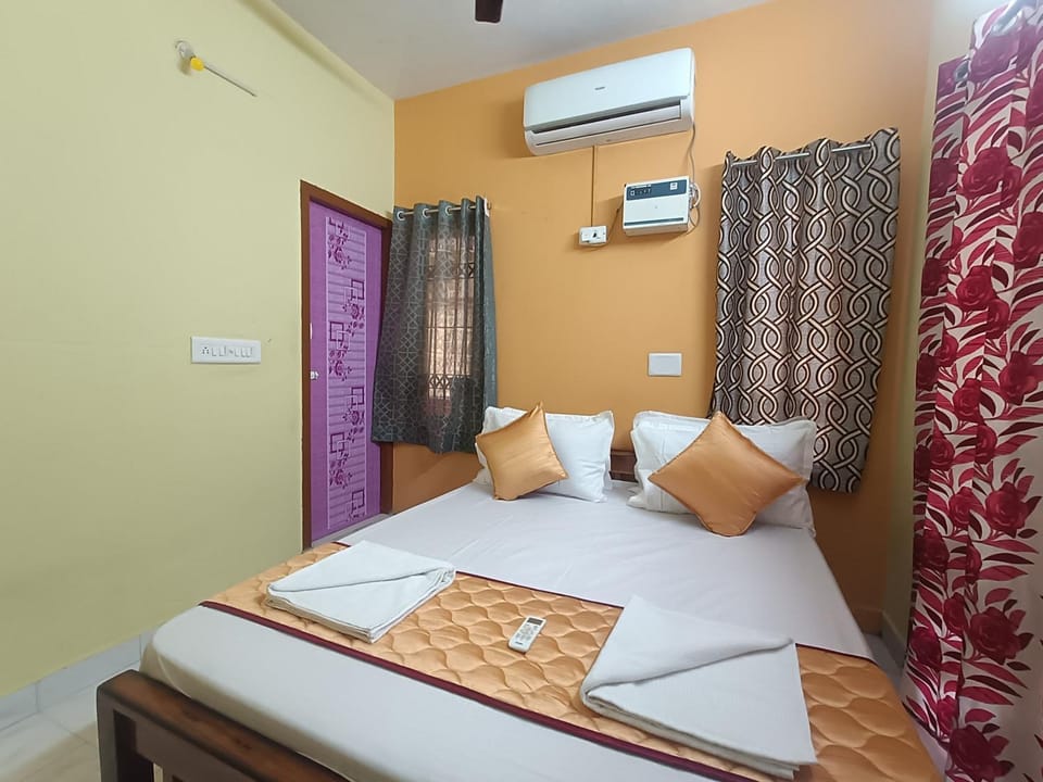 Bed, Photo of the whole room, Bedroom, air conditioner