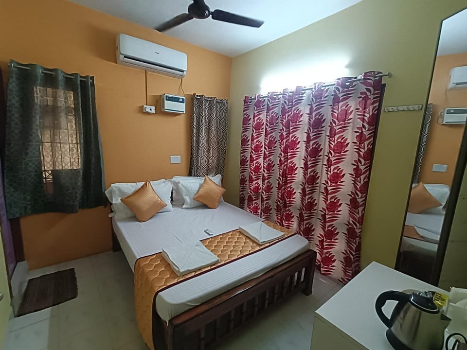 Bed, Photo of the whole room, Bedroom, fireplace, air conditioner