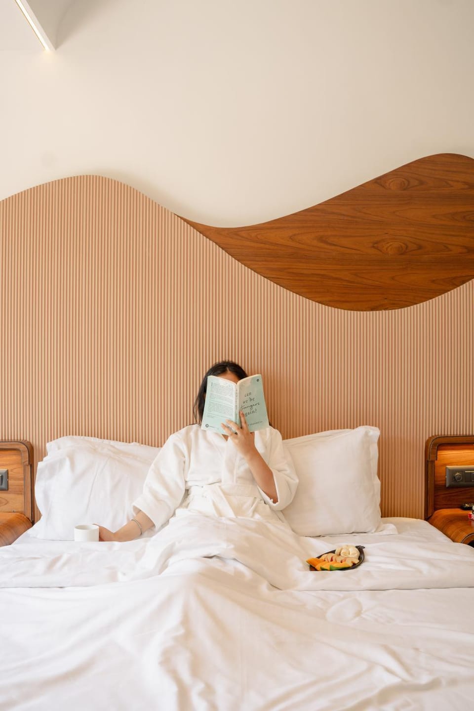 Bed, Food and drinks, Photo of the whole room, Bedroom, Food, towels