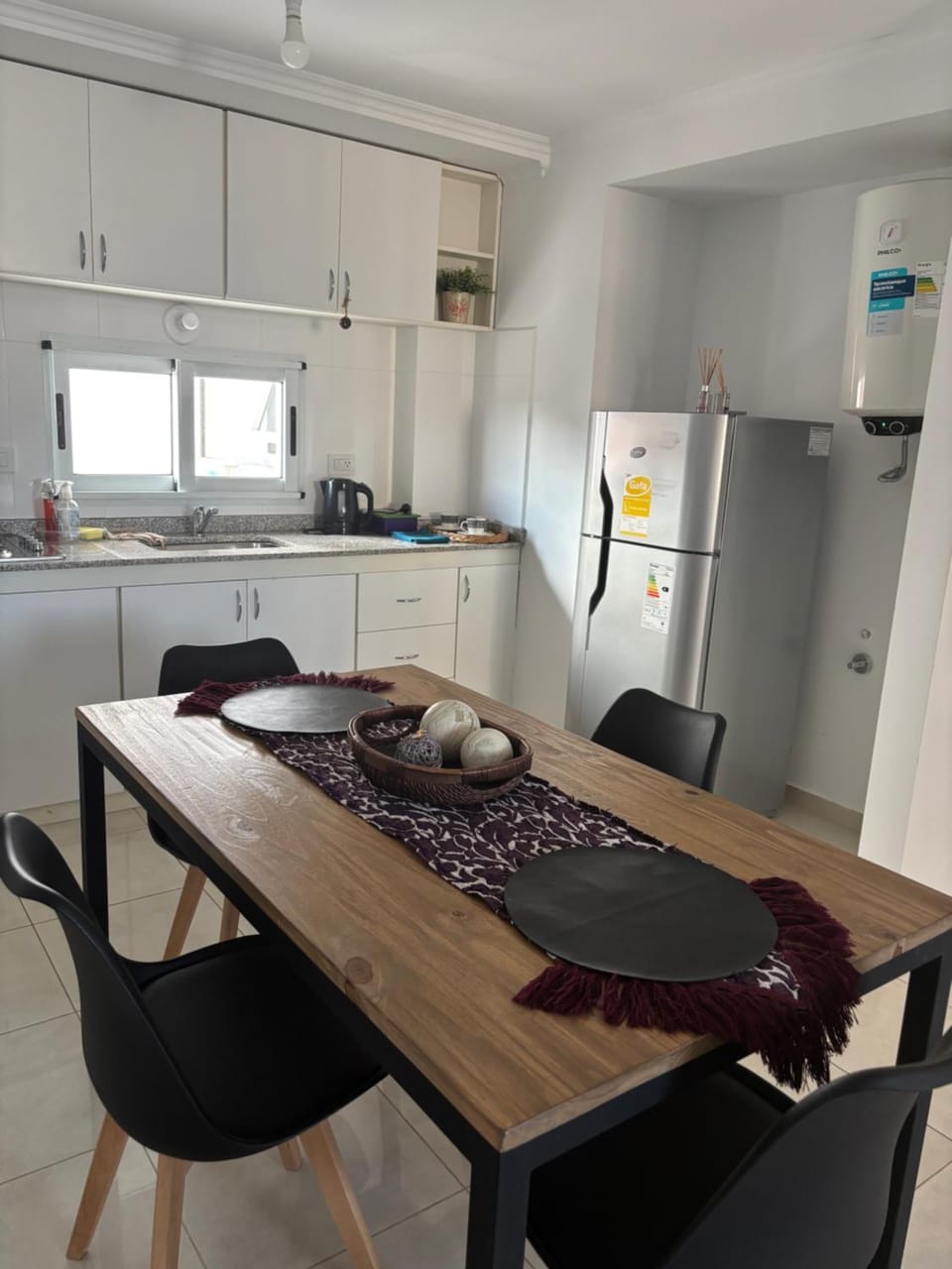 Kitchen or kitchenette, Dining area