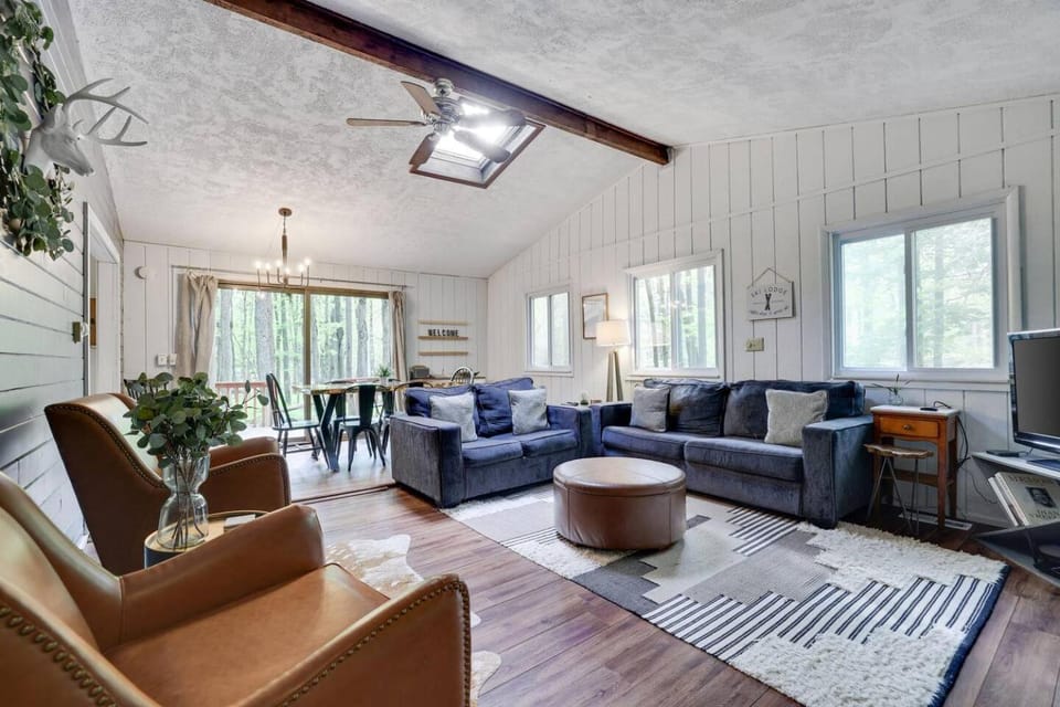 Pet Friendly Hot Tub Retreat w AC near Lakes House in Coolbaugh Township