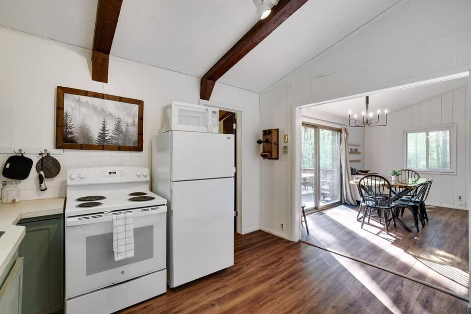 Pet Friendly Hot Tub Retreat w AC near Lakes House in Coolbaugh Township