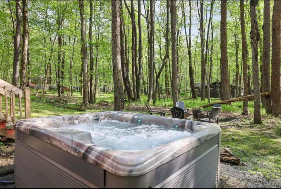 Pet Friendly Hot Tub Retreat w AC near Lakes House in Coolbaugh Township