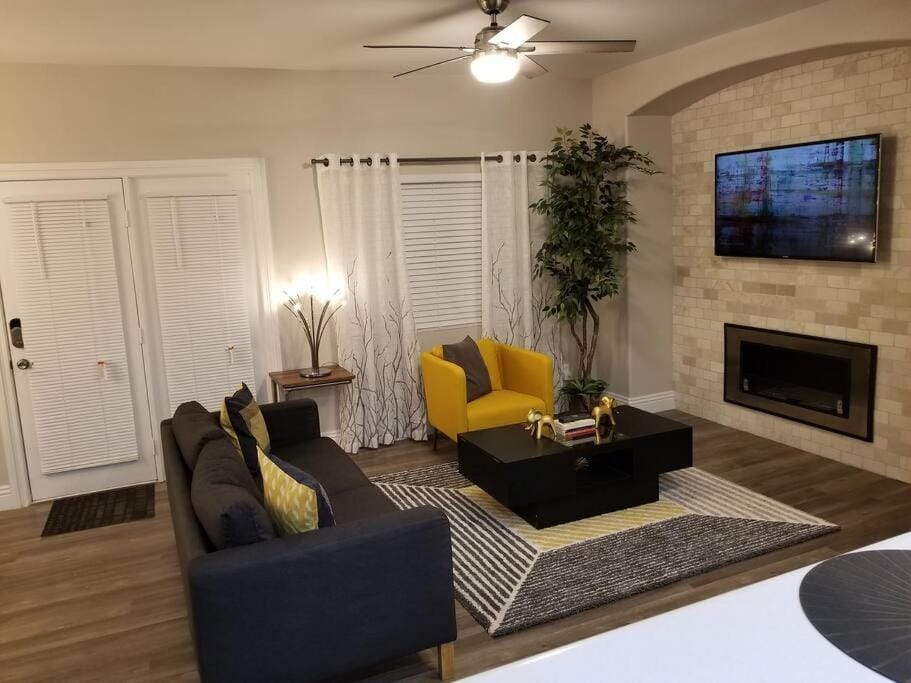 A - Fully remodeled and professionally decorated Apartment in Spring Valley