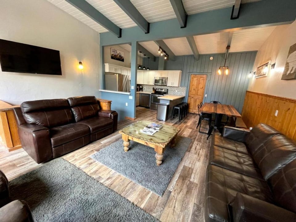 Top rated cabin w/spa Walk to the Village & Golf Cabin in Mammoth Lakes