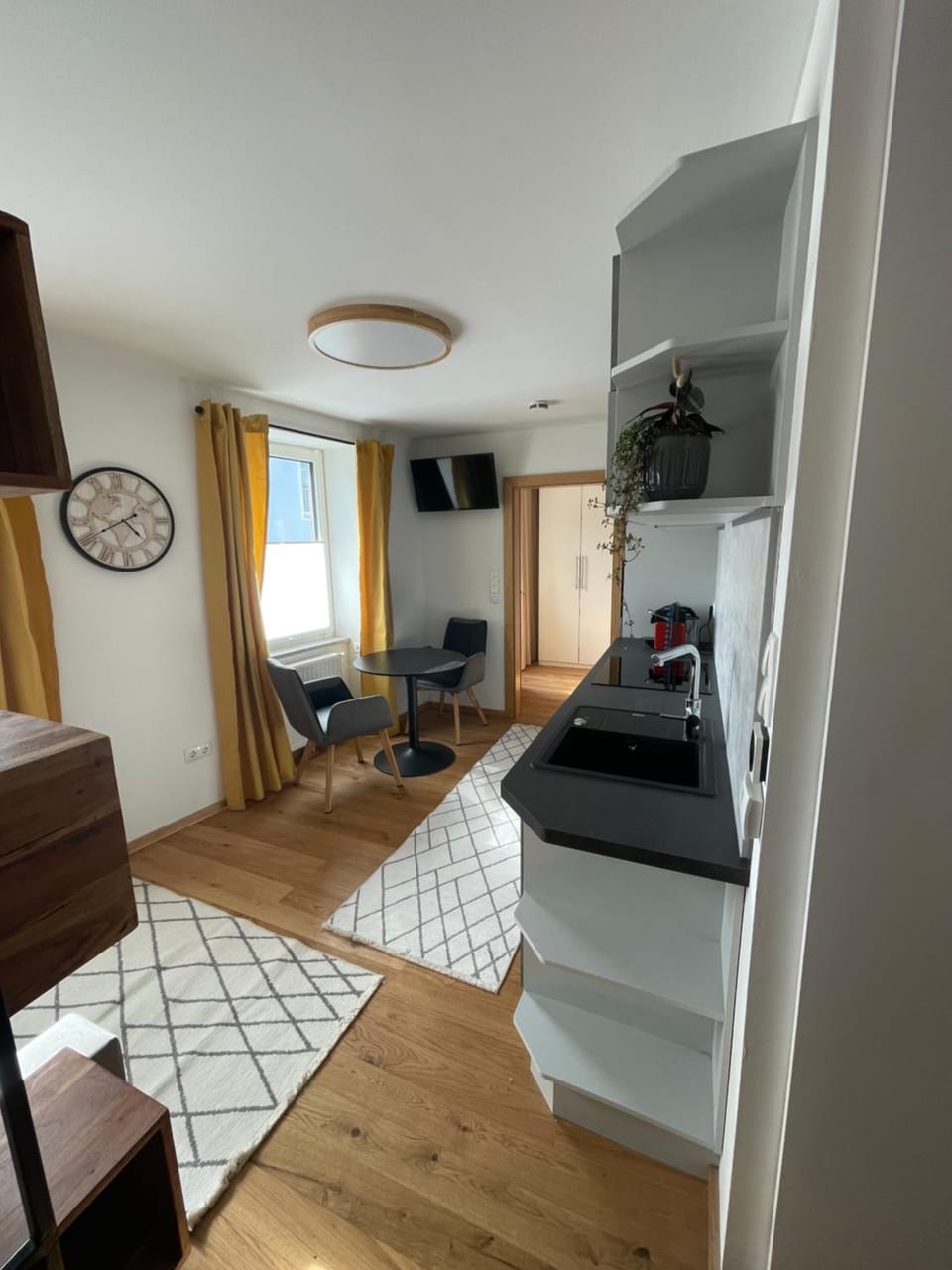 Kitchen or kitchenette, Seating area